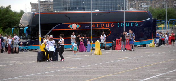 Кофере истоварују насред улице